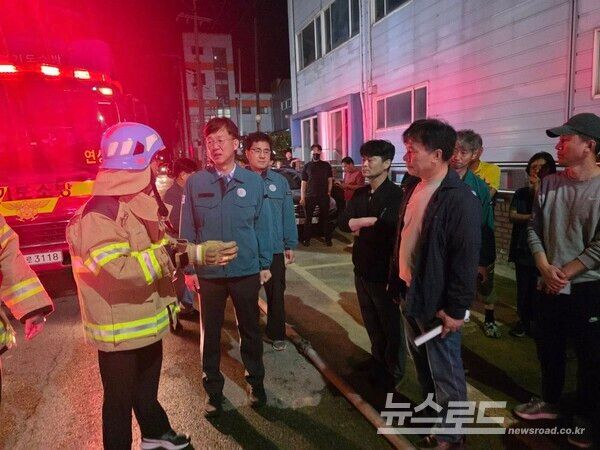 이민근 시장이 지난 화재 현장을 찾아 상황설명을 듣고 있다./사진=이민근 시장 페이스북
