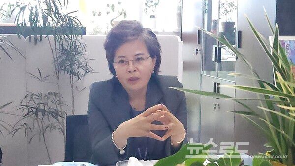 김미경 의원이 지난 11일 제13대 수원특례시의회 의장 출마 인터뷰에서 질의에 답하고 있다./사진=뉴스로드 김영식 기자&nbsp;