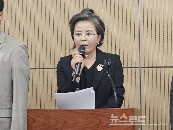 김미경 의원이 지난 15일 수원시의회에서 제13대 수원시의회 의장 출마 기자회견을 하고 있다./사진=뉴스로드 김영식 기자