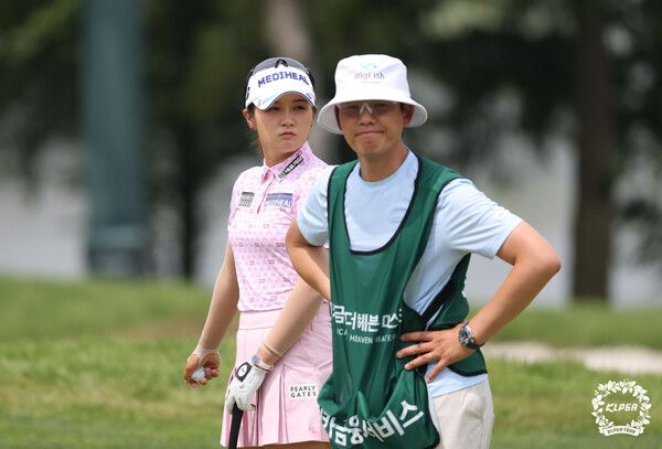 박현경 인카금융더헤븐 마스터즈 1R 7번홀 그린 공략 고심 (사진 KLPGA)