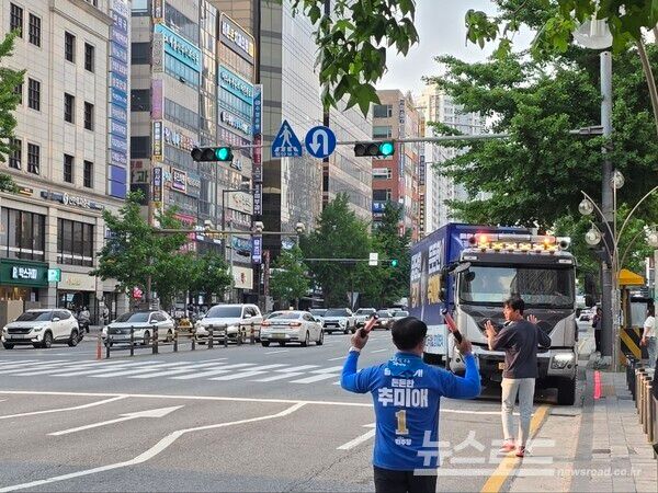 더불어민주당 추미애 경기도지사 후보 유세 차량이 견인차량에 끌려 반대편 차선을 가로질러 넘어오고 있다./사진=뉴스로드 김영식 기자