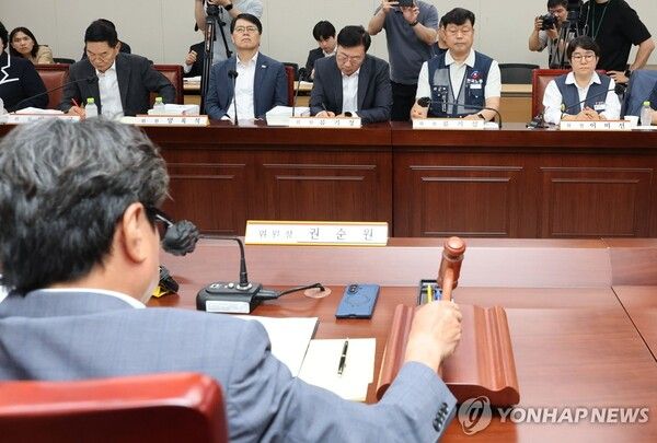 최저임금위 2차 전원회의 주재하는 권순원 위원장/연합뉴스