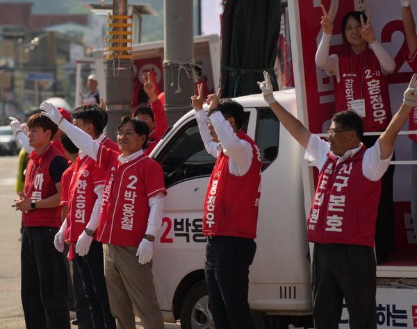 박용철 강화군수 후보가 국민의힘 강화군 원팀 후보들과 총력 유세를 펼치고 있다. [사진=박용철 후보 캠프 제공]