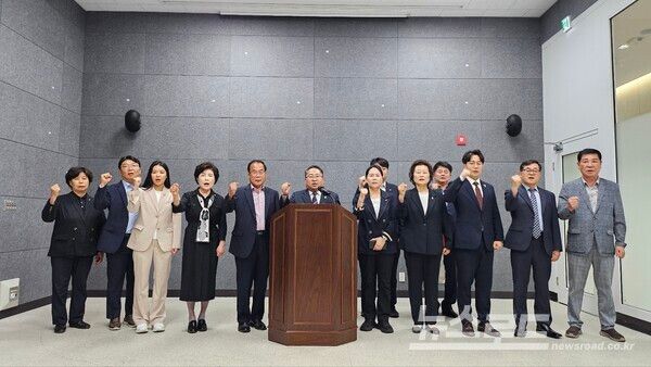 수원시의회 국민의힘 의원들이 구호를 외치고 있다./사진=뉴스로드 김영식 기자&nbsp;