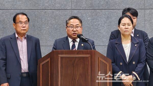 수원시의회 국민의힘 박현수 의원이 기자회견을 진행하고 있다./사진=뉴스로드 김영식 기자