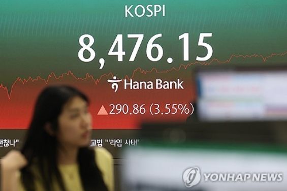 서울 중구 하나은행 본점 딜링룸 전광판의 코스피 현황 [사진=연합뉴스]