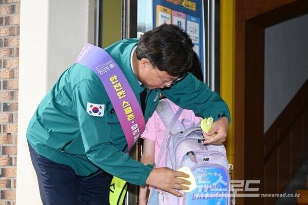 이민근 시장이 화랑초등학교 학생에게 옐로카드를 배부하고 있다./사진=이민근 시장 페이스북&nbsp;