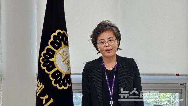 김미경 의원이 제13대 수원시의회 의장 당선이 확정되면서 안도의 웃음을 짓고 있다./사진=뉴스로드 김영식 기자