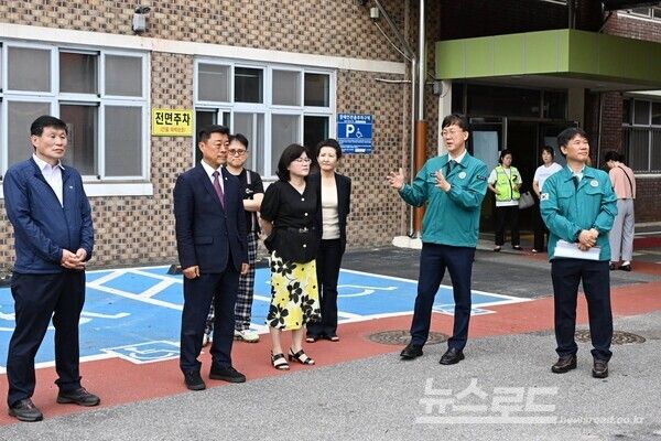 이민근 시장(오른쪽 두 번째)이 학교 관계자들과 학교 주변을 순찰하며 개선이 필요한 사항을 점검하고 있다./사진=이민근 시장 페이스북&nbsp;
