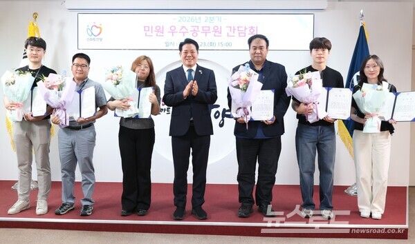 안양시는 23일 오후 3시 시청 3층 접견실에서 2026년 2분기 민원 우수공무원으로 선발된 공무원 6명에게 표창을 수여하고 기념사진을 찍고 있다./사진=안양시