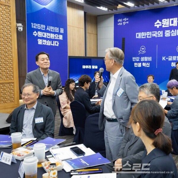 이재준 시장이&nbsp;'수원대전환추진단'&nbsp; 위원의 말을 경청하고 있다./사진=이재준 시장 페이스북&nbsp;