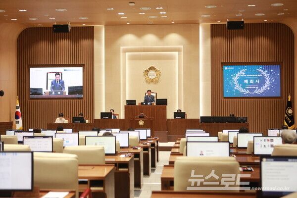 수원특례시의회 이재식 의장이 국민의힘 의원 전원이 빠진 가운데 제12대 의회 폐회사를 하고 있다./사진=뉴스로드 김영식 기자