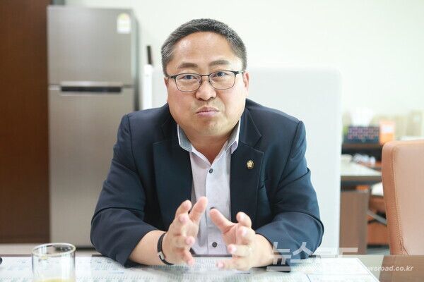 수원시의회 교섭단체 국민의힘 박현수 대표 의원이 제12대 의회 임기 마지막 단계에서 이재식 의장의 발언 불허 조치를 문제삼고 있다./사진=뉴스로드 김영식 기자