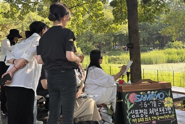 삼표그룹이 서울숲 내 삼표 정원에서 방문객 대상 특별 체험 프로그램을 운영 중인 가운데 지난 12일 어반스케치 클래스 참가자들이 드로잉 수업에 참여하고 있다. /사진 제공=삼표그룹