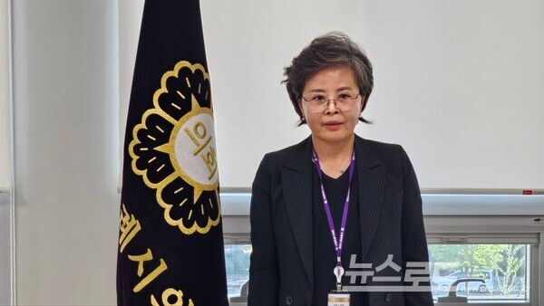 수원특례시의회 제13대 전반기 의장에 선출된 김미경 의원이 의장 선거를 마친 뒤 기념촬영을 하고 있다./사진=뉴스로드 김영식 기자