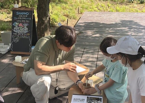 지난 5일 서울숲 내 삼표 정원에서 열린 특별 체험 프로그램에서 참가자들이 콘크리트 화분 만들기를 체험하고 있다. /사진 제공=삼표그룹