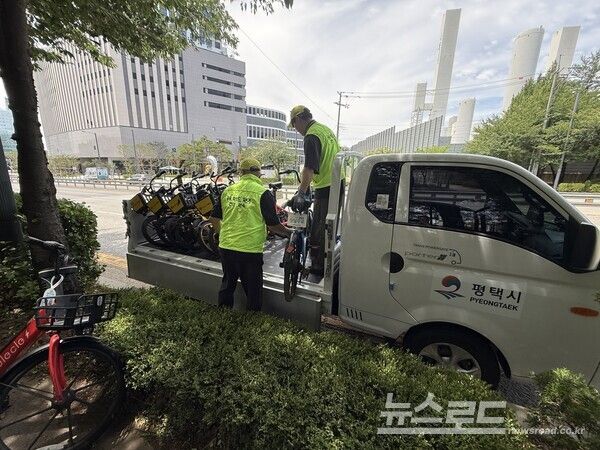 평택시가 주차존을 어긴 개인형 이동장치를 단속하고 있다./사진=평택시