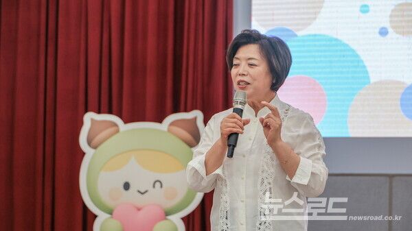 신계용 시장이 제3기 아동참여위원회 위촉식에서 인사말을 하고 있다./사진=과천시
