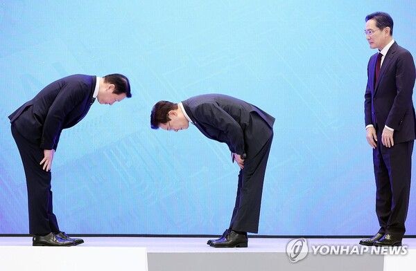 이 대통령과 최태원 회장이 맞절하는 모습 [사진=연합뉴스]