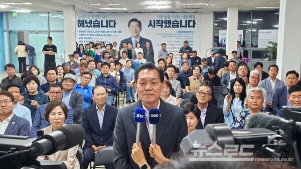 이재준 당선인이 당선 축하 인터뷰를 진행하고 있다./사진=뉴스로드 김영식 기자