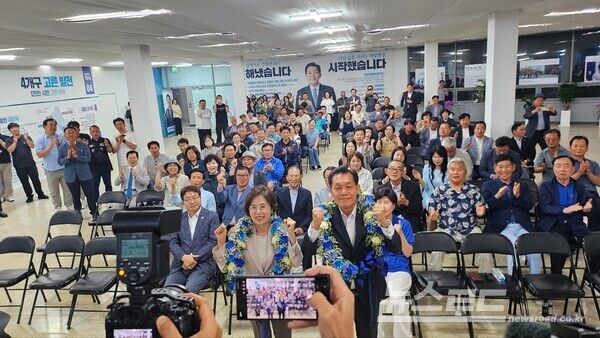 이재준 당선인(오른쪽)이 아내와 함께 꽃다발을 받고 지지자들의 성원에 답하고 있다./사진=뉴스로드 김영식 기자&nbsp;