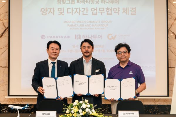[하나투어 이미지] 지난 28일 베트남 하노이에서 진행된 업무협약 후 하나투어 류창호 공급본부장(오른쪽)과 파라타항공 이상훈 베트남 지점장(왼쪽), 참빛그룹 이호성 부회장(가운데)이 함께 기념 촬영을 하고 있다.