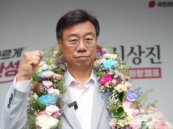 신상진 후보가 당선을 확정지으며 기념촬영을 하고 있다./사진=신상진 후보 캠프