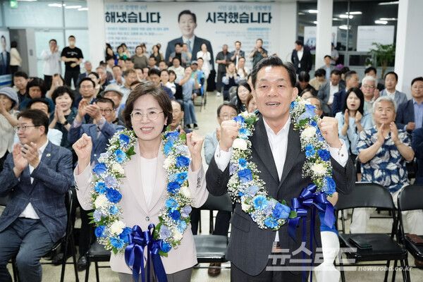 재선에 성공한 이재준 시장(오른쪽)이 이지영 여사와 축하 꽃메달을 걸고 기뻐하고 있다./사진=이재준 시장 페이스북