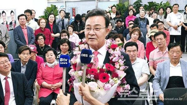 김성제 의왕시장 후보가 당선이 확정되자 당선 인터뷰를 하고 있다./사진=김성제 페이스북