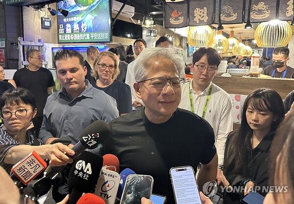대만에서 취재진과 인터뷰하는 젠슨 황 엔비디아 CEO/연합뉴스