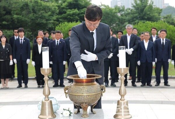 이민근 시장이 지방선거를 마치고 현충탑 참배로 첫 공식일정을 시작하고 있다./사진=이민근 시장 페이스북