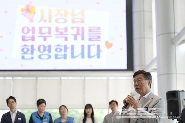 신상진 성남시장이 5일 시청 누리홀에서 본청 간부 공무원과 직원들을 만나 인사말을 하고 있다./사진=성남시