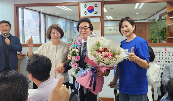 김기덕 서울시의원이 당선 축하 화환을 받고 있다. [사진=서울시의회]