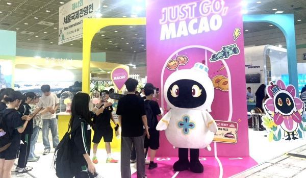마카오정부관광청 부스에 관람객들이 몰려들고 있다.[사진=마카오관광청]