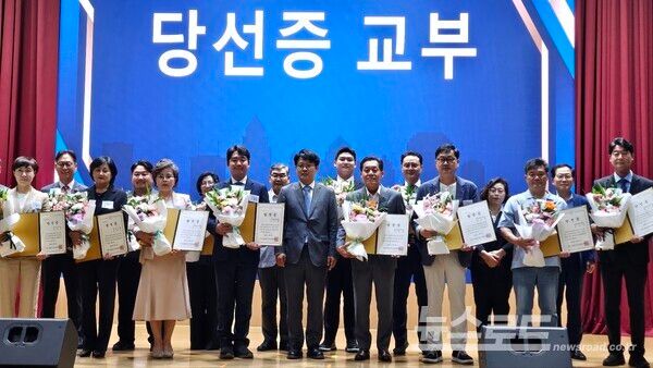 이재준 시장과 팔달구 당선인들이 기념촬영을 하고 있다./사진=뉴스로드 김영식 기자