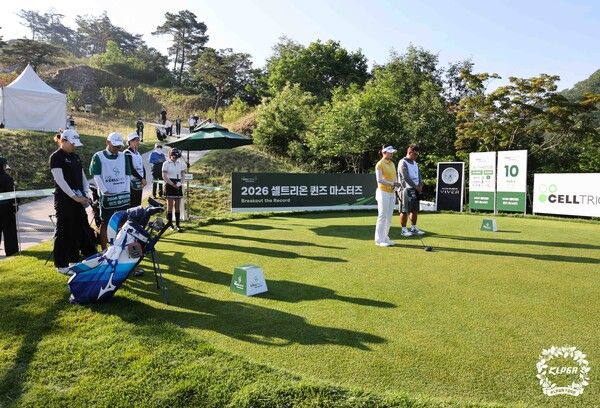 윤수아 박서현 구래현 2026셀트리온 퀸즈 마스터즈 2R 10번홀 출발전 묵념(사진 KLPGA)