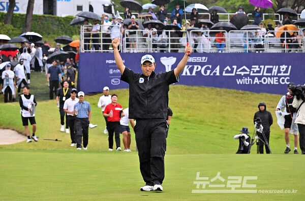 문동현이 18번 홀 우승을 확정짓고 승리의 세레머니를 하고 있다./사진=KPGA