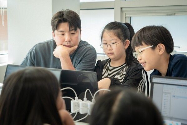 CJ올리브네트웍스 임직원이 효창종합사회복지관에서 초등학생을 대상으로 AI 활용 교육 봉사 프로그램을 진행하는 모습/사진제공=CJ올리브네트웍스