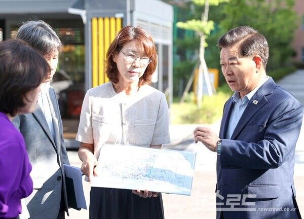 박승원 광명시장이 9일 오전 도덕초등학교를 찾아 학교 관계자, 시 관계 공무원들과 안전한 통학 환경 조성 방안을 논의하고 있다./사진=광명시