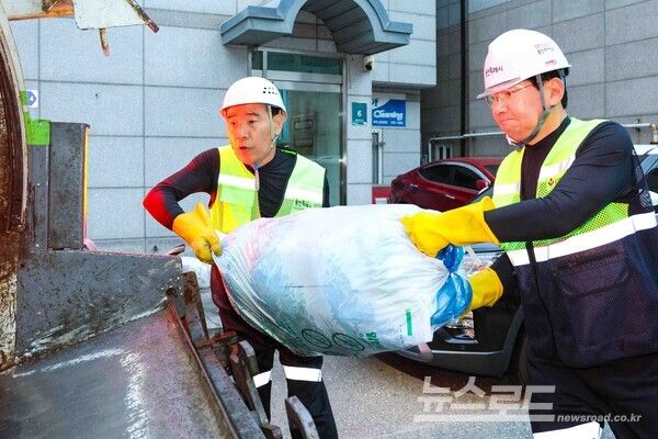 이상일 용인특례시장이 1일 새벽 환경미화원들과 동백동에서 환경정비 활동을 하고 있다./사진=용인시