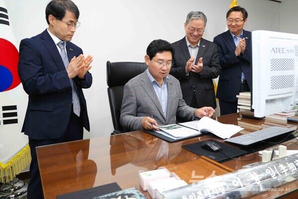 이상일 용인특례시장이 민선9기 출범 첫날인 7월 1일 첫번째 결재로 ‘용인 르네상스 2.0 용인시 반도체산업 육성 및 클러스터 조성 종합계획’에 서명하고 있다./사진=용인시