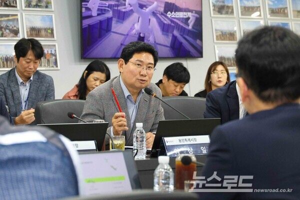 이상일 용인특례시장이 1일 원삼면 용인반도체클러스터 일반산단 현장사무실을 방문해 SK하이닉스 관계자로부터 설명을 듣고 있다./사진=용인시