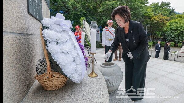 신계용 시장이 민선9기 첫 일정으로 현충탑을 참배하고 있다./사진=과천시