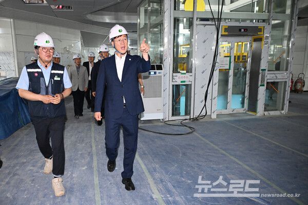 민선9기 이민근 안산시장이 신안산선 한양대정거장 공사 현장을 둘러보고있다./사진=안산시