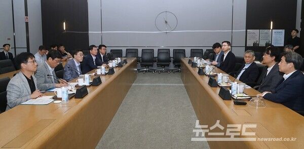 최원용 시장이 삼성전자 평택캠퍼스를 방문해 간담회를 갖고 있다/사진=평택시&nbsp;