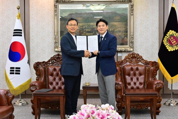 이상훈 더불어민주당 대표의원(왼쪽)과 김길영 국민의힘 대표의원 [사진=서울시의회]