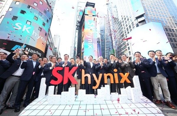 최태원 SK그룹 회장, 곽노정 SK하이닉스 CEO 등 주요 경영진이 SK하이닉스가 나스닥 ADR 거래를 개시된 10일(현지시간) 미국 뉴욕 타임스퀘어 나스닥 타워 앞에서 기념 촬영을 하고 있다/사진=연합뉴스 제공