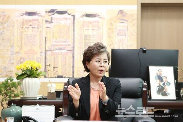 김미경 의장이 '수원 방문의 해' 홍보를 위한 깜짝 아이디어를 제안하고 있다./사진=뉴스로드 김영식 기자