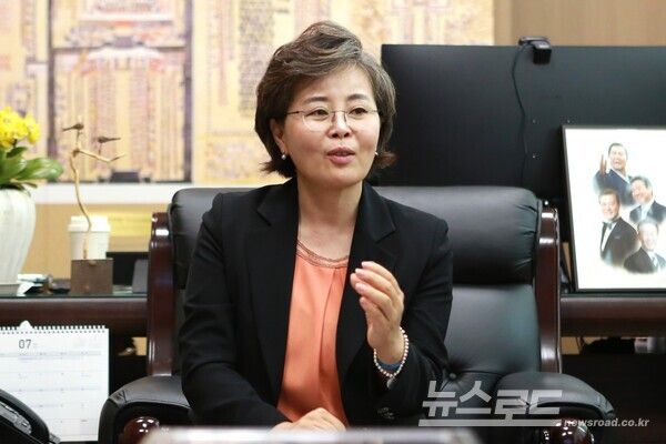 김미경 의장이 의장선출이 되던 순간을 회상하며 인터뷰에 응하고 있다./사진=뉴스로드 김영식 기자