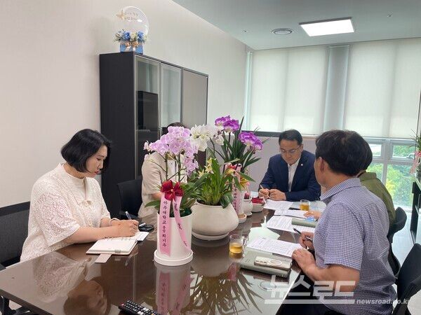 이승협 의원이 공항버스 운행 현황과 이용객 증가에 따른 불편 사항 개선을 위해 관계 부서와 논의하고 있다./사진=이승협 의원실